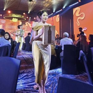 Johnnie Walker Gold - Hộp quà Tết 2025 5 Johnnie Walker Gold - Hộp quà Tết 2025